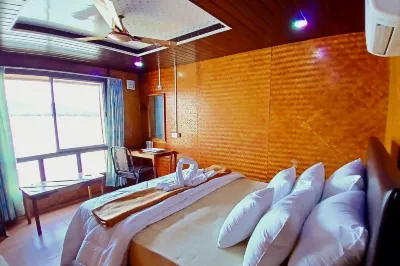Aquaholic - A Floating Villa Hotels in Solim