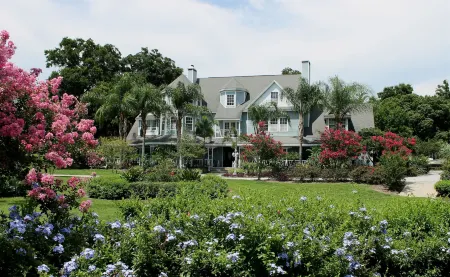 Heron Cay Lakeview Bed & Breakfast Отели рядом с достопримечательностью «Walmart Garden Center»