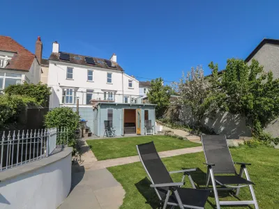 弗朗威格 Aberaeron harbour附近的飯店