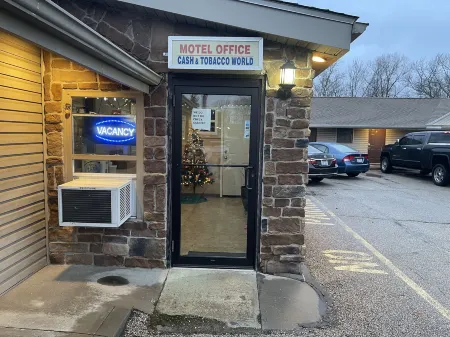 Economy Inn & Suites Отели в г. Аштабула