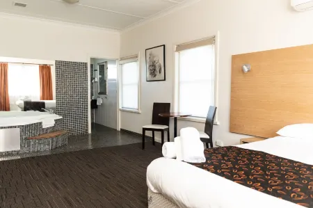 Sphinx Hotel Motel Отели рядом с достопримечательностью «Ярраби Нейтив Гарден»