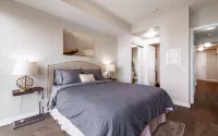 Luxury condo w breathtaking sunset views close to airport & downtown Mississauga - balcony