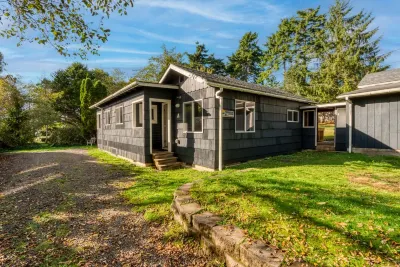 Surf Haven Unit A w/fire pit walking distance to surfing beaches Hotel in zona Otter Crest Loop