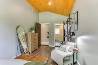 [City] Farm w/ 120 Acres, Mtn & Water Views! - Boutique