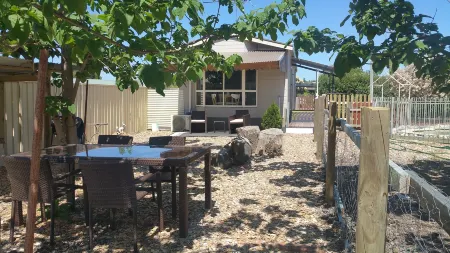 Must Love Dogs B&B & Self Contained Cottage