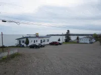 Baybreeze Restaurant and Motel - Motels