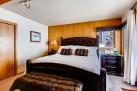 Ski-in Ski-Out 2 Br Condo- Sleeps 6 People Condo Hotels in Mount Crested Butte