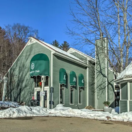 Ski Condo w/ Pool, Close to Story Land & Attitash!