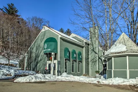 Ski Condo w/ Pool, Close to Story Land & Attitash! Отели в г. Glen