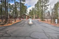 Pinetop Escape: Charming Mountain Condo w/ Balcony - Apartments