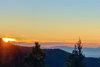 Bright Cloudcroft Condo w/ Game Room + Deck! -  Privatzimmer