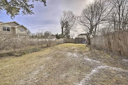 Charming New York Escape Near Central Park! Отели рядом с достопримечательностью «Плантинг Филдс Арборетум»