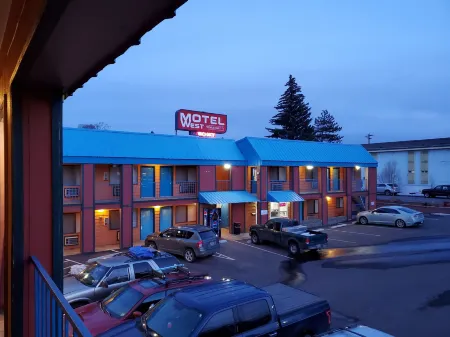 Motel West Отели рядом с достопримечательностью «Парк штата Тамало»