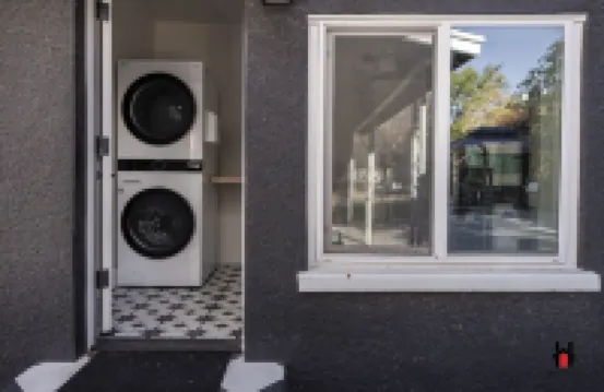 Remodeled 1920s Bungalow and Retro Casita, Hammock