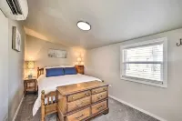 1 Mi to Dtwn Rogers: Convenient Getaway w/ Patio - Homestays