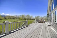 The Front Porch 20-Acre Country Home w/ Mtn View - 3-Star