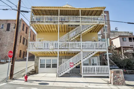 Ski and Relax Mtn-View Apt with Deck in Virginia City Отели рядом с достопримечательностью «Fourth Ward School Museum»