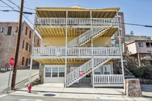 Ski and Relax Mtn-View Apt with Deck in Virginia City