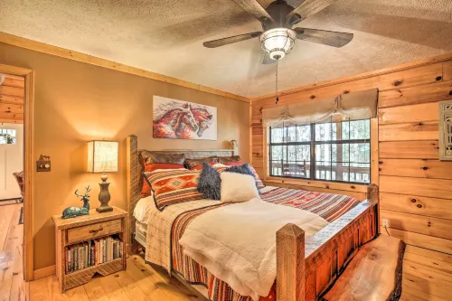 Luxe Fightingtown Creek Cabin: 2 King Suites & Spa - 3-Star