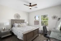 New 4 BR Brand new Heated Pool & Spa plus 2nd therapeutic Spa Putting Green!