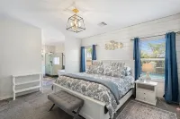 New 4 BR Brand new Heated Pool & Spa plus 2nd therapeutic Spa Putting Green!