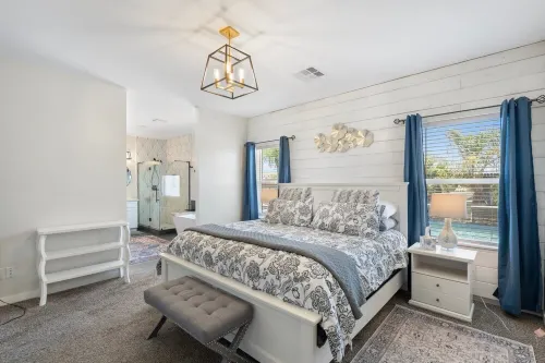 New 4 BR Brand new Heated Pool & Spa plus 2nd therapeutic Spa Putting Green!