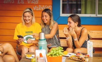 Compay Hostel la Pedrera