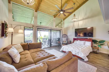 Chic Waikoloa Condo w/ Lanai + Complex Pools! Отели рядом с достопримечательностью «Waikoloa Dry Forest Initiative»
