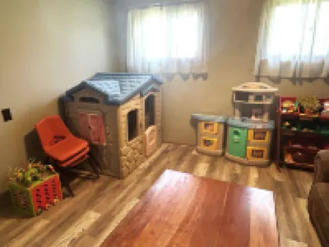 Hometown Cozy  ADA friendly, Kids, Pets, King Bed! Quiet, Safe Neighborhood