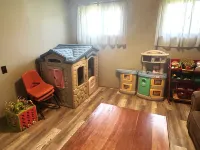 Hometown Cozy  ADA friendly, Kids, Pets, King Bed! Quiet, Safe Neighborhood