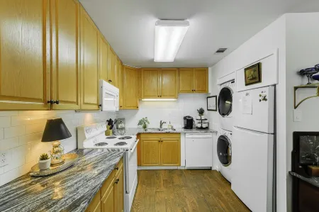 Historic downtown Georgetown. 8 blocks to the square and 1 to the University.