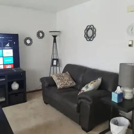 Spacious 1 Br Apartment Located above a Boutique. Centrally Located Downtown.