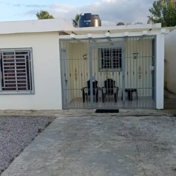 Charming 2-Bedroom House with WiFi, AC, Gated Driveway "Private" Отели в г. Нагуа