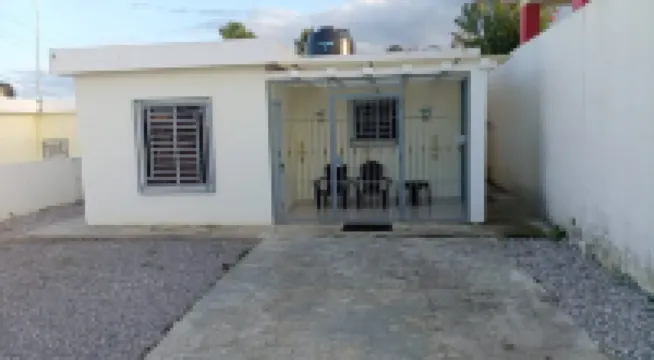 Charming 2-Bedroom House with WiFi, AC, Gated Driveway "Private" Hotels in 