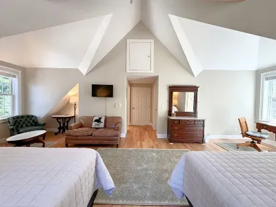 New Home! Sleeps 10 4Bdrm/4Bath Private Lot- Jenness Beach Gem!