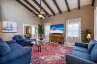 Lux Life - Pool, Sauna, Chill Vibes - Walk to the Water & Downtown!