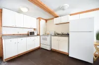 Beautiful lakeside 2 Bedroom cabin on private lake (Cabin#4)