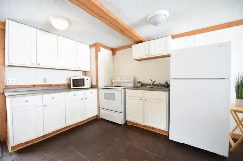 Beautiful lakeside 2 Bedroom cabin on private lake (Cabin#4)