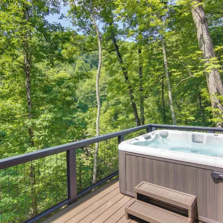 Modern Cabin w/ Hot Tub & Fire Pit in Fairview!