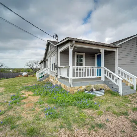 Pet-Friendly Texas Retreat w/ Deck & Gas Grill!