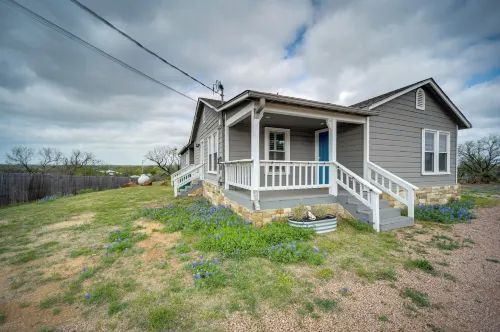 Pet-Friendly Texas Retreat w/ Deck & Gas Grill!