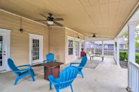1920s Corsicana Home Group Getaway Near Downtown! - Parkplatz