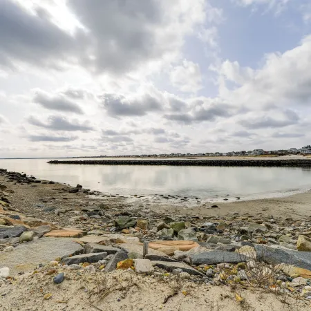Marshfield Home w/ 4 Decks & Private Beach Access!