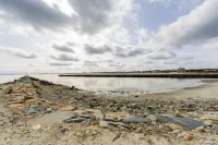 Marshfield Home w/ 4 Decks & Private Beach Access! - Wifi