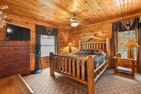 Tranquil Lakefront Log Cabin with Breathtaking Views. Отели в г. Нестер Тауншип
