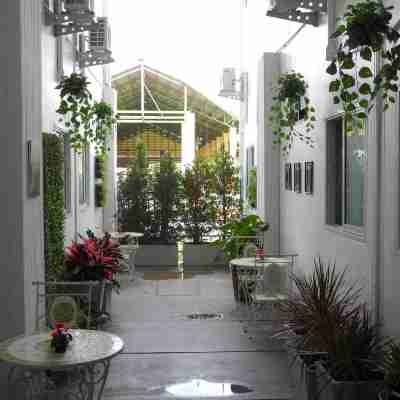 โรงแรมเพชรชะอำ พลาซ่า แอนด์ รีสอร์ท Hotel Exterior