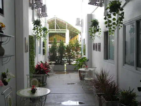 Phet Cha-am Plaza&Resort Отели рядом с достопримечательностью «Suwanmas Mongkol Temple»