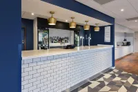 Travelodge Woking Central - bar