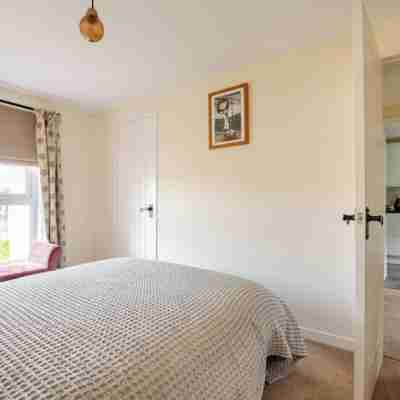 Riverside Garden Apartment with lovely River Tay views and parking Rooms