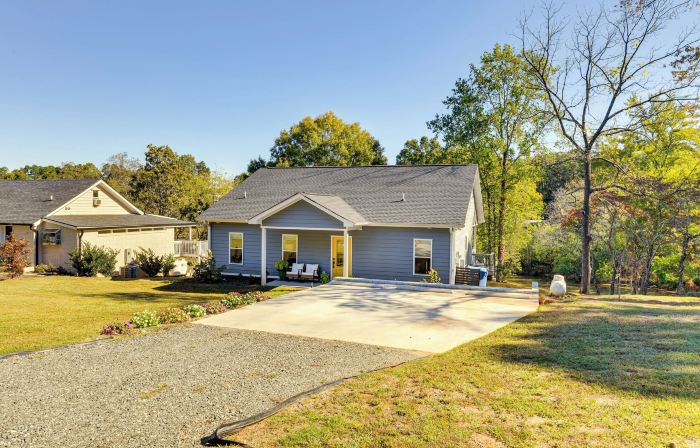 Waterfront Lake Hickory Retreat w/ Private Dock!